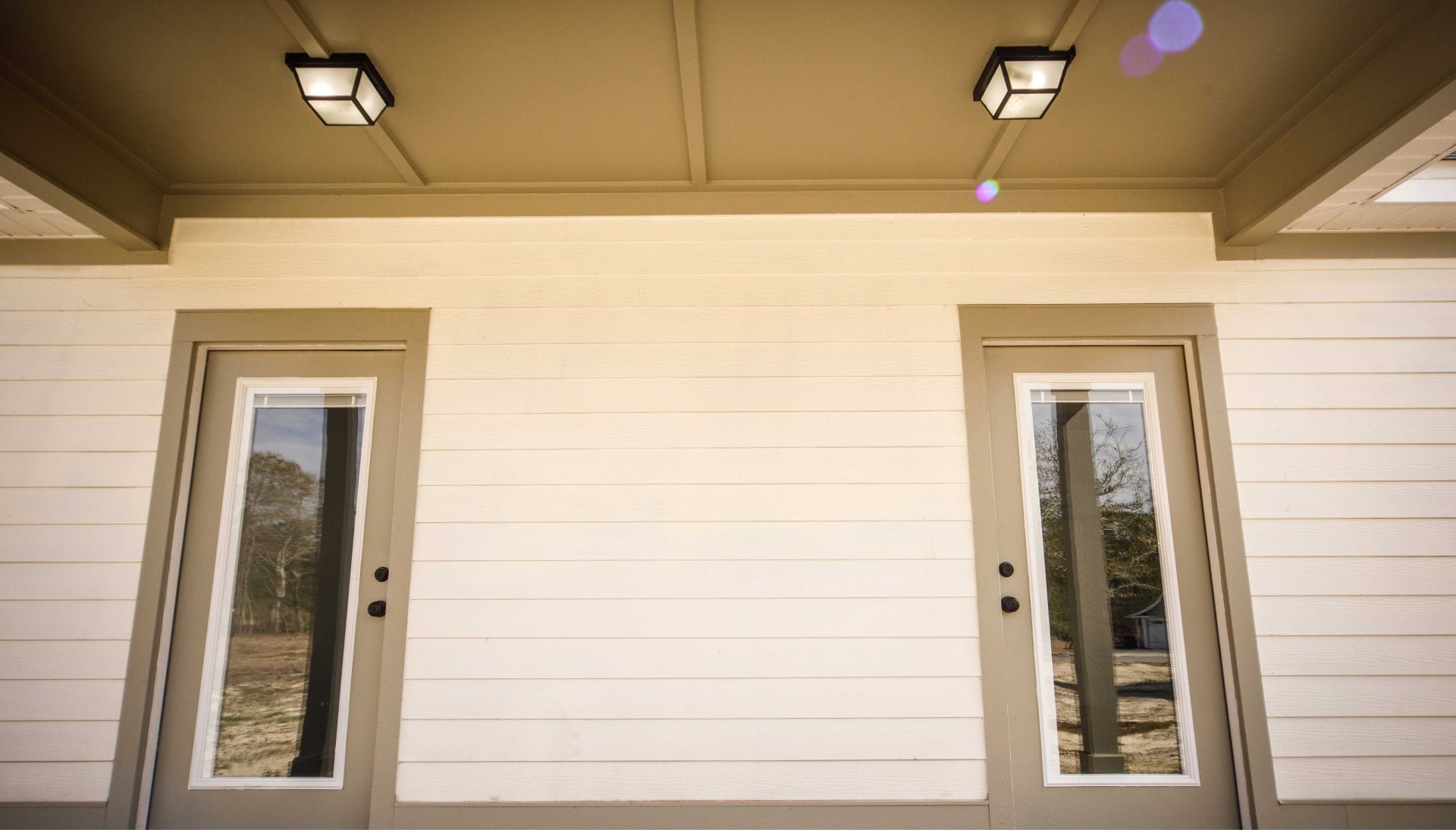 We offer siding services in Portland, Oregon. Hardie plank siding installation in a front entry way.